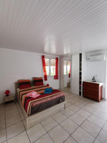 Ένα ή περισσότερα κρεβάτια σε δωμάτιο στο Haut de Villa chez Ghighi