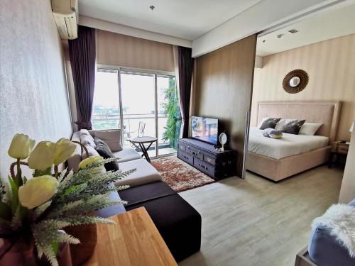 a living room with a bed and a couch at Veranda Residence Pattaya Nice Monthly rate available now in Na Jomtien