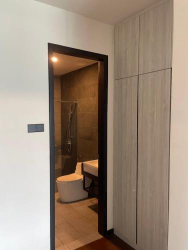La salle de bains est pourvue d'une douche, de toilettes et d'une armoire. dans l'établissement Opus Residences Warisan Merdeka by C&C Fortune, à Kuala Lumpur