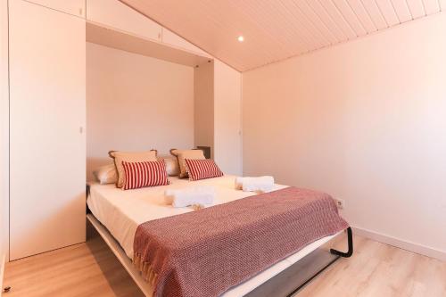 リスボンにあるAlfama Suite by Homingのベッドルーム1室(大型ベッド1台、枕2つ付)