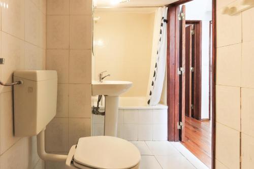 リスボンにあるBairro Alto Cosy by Homingのバスルーム(トイレ、洗面台付)