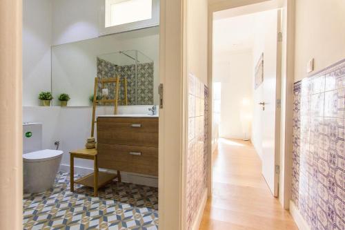リスボンにあるBairro Alto Stylish by Homingのバスルーム(洗面台、トイレ、鏡付)