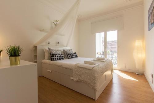 リスボンにあるBairro Alto Stylish by Homingの白いベッドルーム(ベッド1台、窓付)