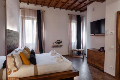 1 dormitorio con 1 cama grande y TV en Oro Nero Florence, en Florencia