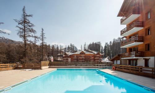 a large swimming pool in front of a building at Résidence Pierre & Vacances l'Albane in Vars