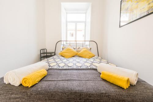 リスボンにあるTypical Almirante by Homingのベッドルーム1室(黄色い枕のベッド1台付)