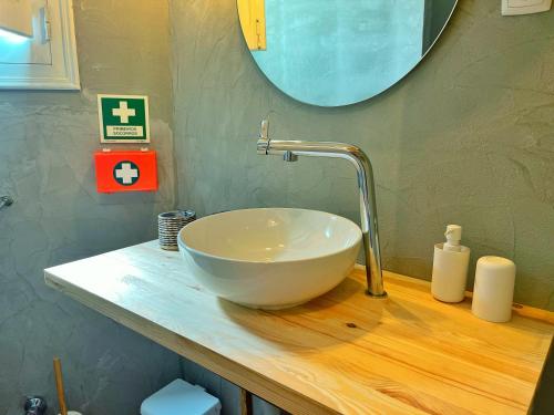 a white bowl sink on a counter in a bathroom at Villa Oliva São Pedro in São Pedro do Corval