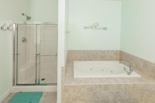 バージニアビーチにあるThe Sandbridge Dunes - Captains' Quarters 408のバスルーム(シャワー、バスタブ付)