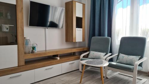 TV a/nebo společenská místnost v ubytování Apartament z garażem w Kołobrzegu