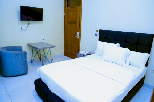 Great Hotel Kiyovu tesisinde bir odada yatak veya yataklar