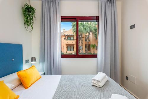 a bedroom with a large bed and a window at Ipanema Paradise - Apartamento de dos dormitorios en el Mar Menor in Los Alcázares