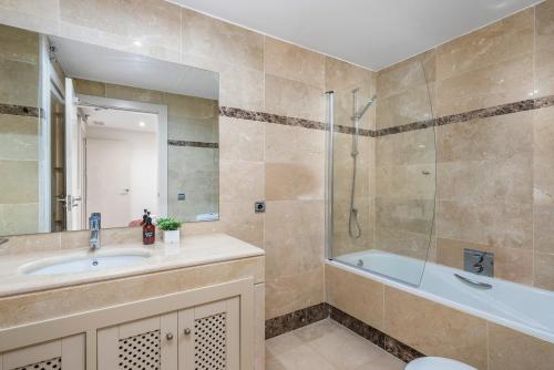a bathroom with a tub and a sink and a shower at Ipanema Paradise - Apartamento de dos dormitorios en el Mar Menor in Los Alcázares