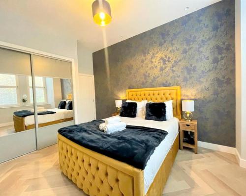 a bedroom with a large bed and a mirror at Trendy and Newly Reno'd 1 Bed Nr The Meadows in Edinburgh