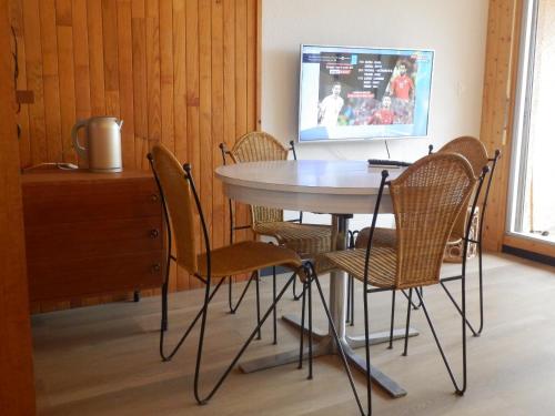 Cette chambre comprend une table et des chaises. dans l'établissement Appartement vue mer Port Vendres Collioure direct crique wifi, à Port-Vendres