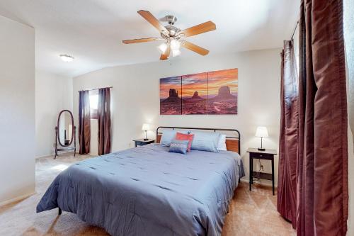 sypialnia z łóżkiem i wentylatorem sufitowym w obiekcie Jupiter Coyote w mieście Tucson