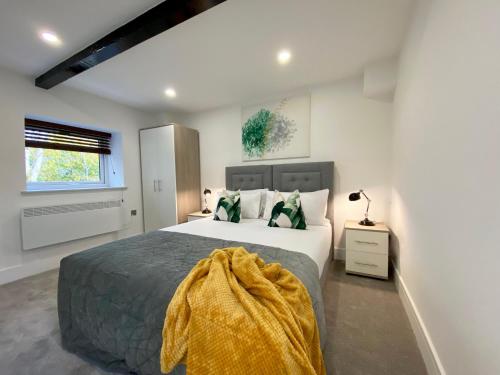 Un dormitorio con una cama con una manta encima. en 4 Buttermere House, Cumbria with parking by Guestz, en Kirkby Thore