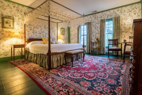 um quarto com uma cama de dossel e um tapete em Inn at Valley Farms em Walpole