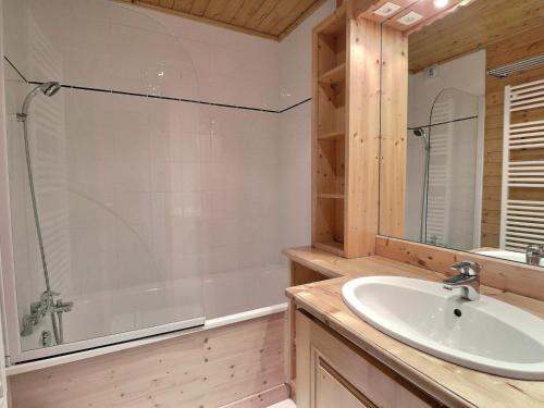 uma casa de banho com uma banheira, um lavatório e um chuveiro em Appartement Méribel, 2 pièces, 4 personnes - FR-1-182-17 em Méribel