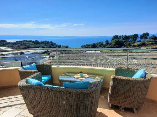 SEA VIEW- spacious apartment with shared pool