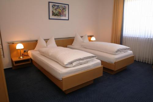 Postel nebo postele na pokoji v ubytování Hotel Retterath am Nürburgring