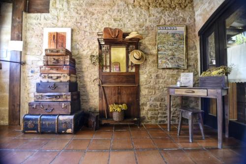 a room with luggage and a table and a desk at palacio de Orisoain in Orísoain