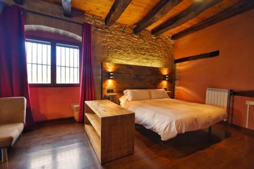 a bedroom with a bed and a table and a couch at palacio de Orisoain in Orísoain