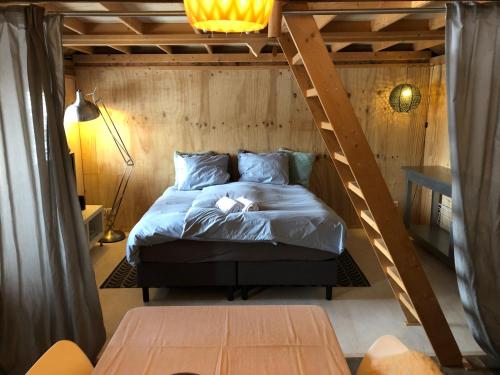 Ένα ή περισσότερα κρεβάτια σε δωμάτιο στο Cabin in the Green - near Amsterdam