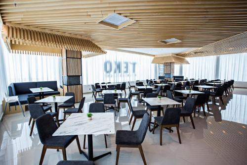 a dining room filled with tables and chairs at GRAND FLORA HOTEL in Melaka
