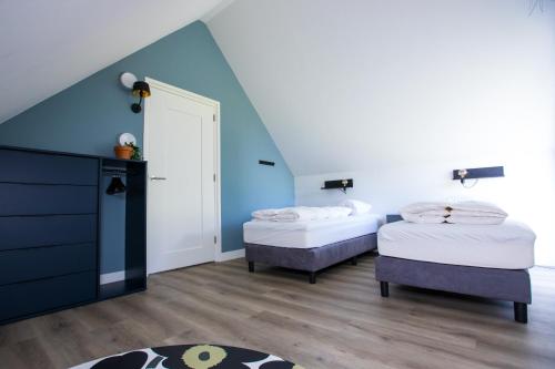 Letto o letti in una camera di Vakantiehuis aan het water - vakantiepark de Schreiershoek