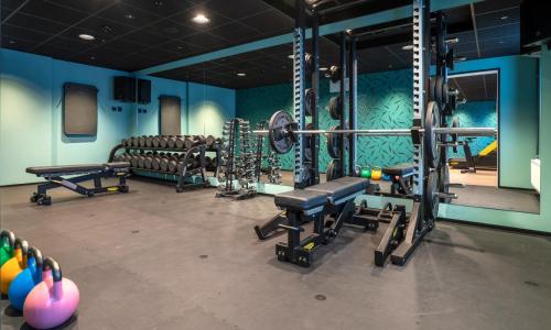 uma sala de fitness com um ginásio com equipamento em Thon Hotel Svolvær em Svolvær