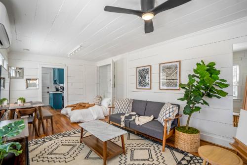 Et opholdsområde på Historic Heights Artist Bungalow #1