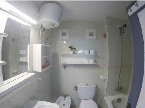 bagno bianco con servizi igienici e doccia di Casita Paraiso 107 a Costa de Antigua