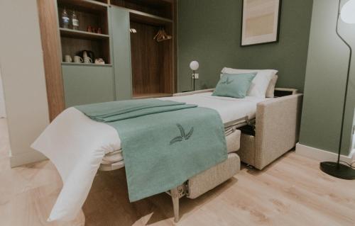 Un ou plusieurs lits dans un hébergement de l'établissement Catalina Plaza Hotel Sostenible