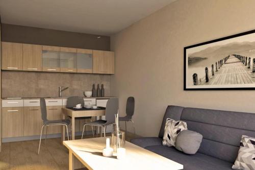 sala de estar con sofá y cocina en Apartments, Niechorze en Niechorze