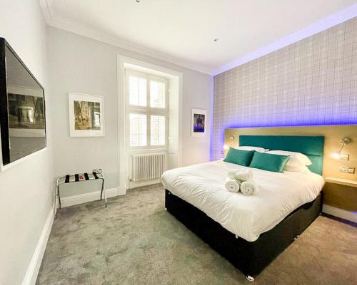 En eller flere senge i et værelse på Gorgeous 2BR & Central Edinburgh Bolt-hole