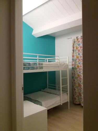 Litera en habitación con techo en Casa Christian & Marisa (con piscina), en Cavallino-Treporti