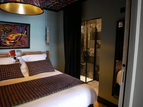 a bedroom with a bed and a shower in it at Suite 24 in Aubenas