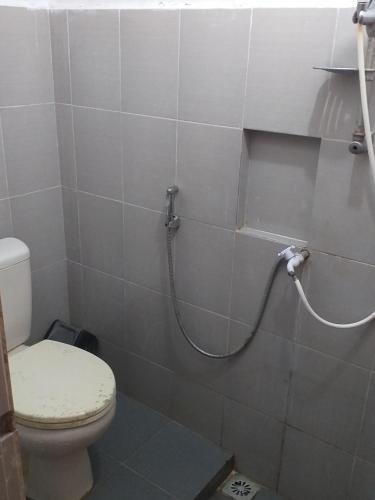 e bagno con servizi igienici e doccia. di Kenangan Guest House a Sabang