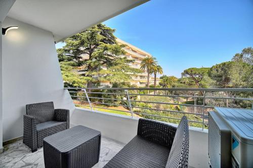 un balcon avec une table et des chaises et une vue dans l'établissement IMMOGROOM - Pool - Terrace - Parking - Air conditioning - NO WIFI, à Cannes