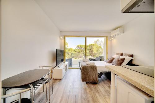 un salon avec un canapé et une table dans l'établissement IMMOGROOM - Pool - Terrace - Parking - Air conditioning - NO WIFI, à Cannes