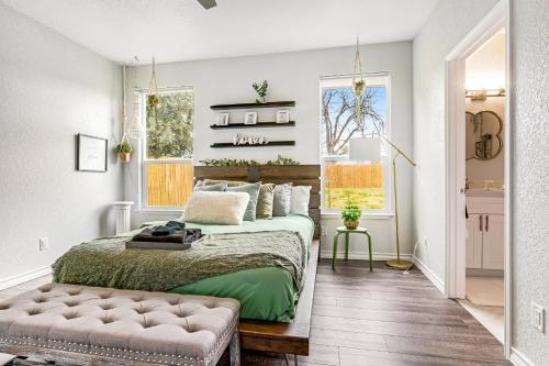 1 dormitorio con 1 cama y 1 sofá en The Selfie House, en San Antonio