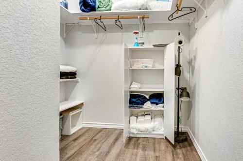 einen begehbaren Kleiderschrank mit weißen Regalen in der Unterkunft The Selfie House in San Antonio