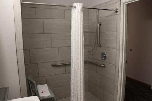 Et badeværelse på Microtel Inn & Suites by Wyndham Columbus Near Fort Moore