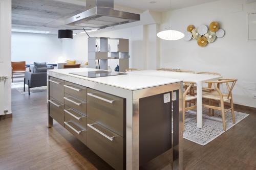 Kuchyňa alebo kuchynka v ubytovaní Villa Loretopea by FeelFree Rentals