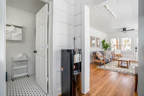 Ένα μπάνιο στο Historic Heights Artist Boho Bungalow