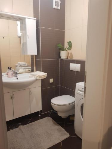 y baño con aseo blanco y lavamanos. en Solila apartment en Dubrovnik
