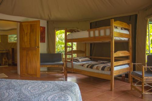 um quarto com beliches numa tenda em Manoas em Uvita