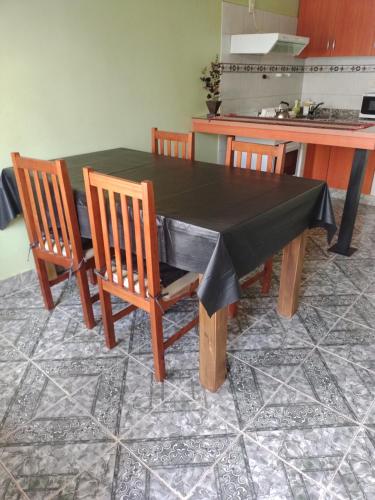 Ivon في نيوكين: طاولة طعام مع كراسي وطاولة قماش سوداء