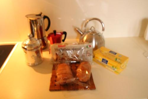 Set per la preparazione di tè e caffè presso Charming canal view San Marco apartment