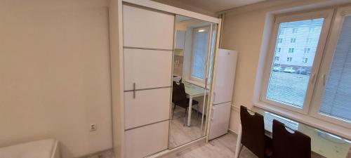 um espelho num quarto com uma secretária e uma janela em Apartmán blízko centra em Humenné